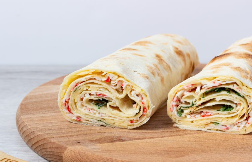 1. Этап. Завертон: Края рулета отрежьте, рулет разделите на 2 части и подавайте к столу. На столе разрежьте порционно.