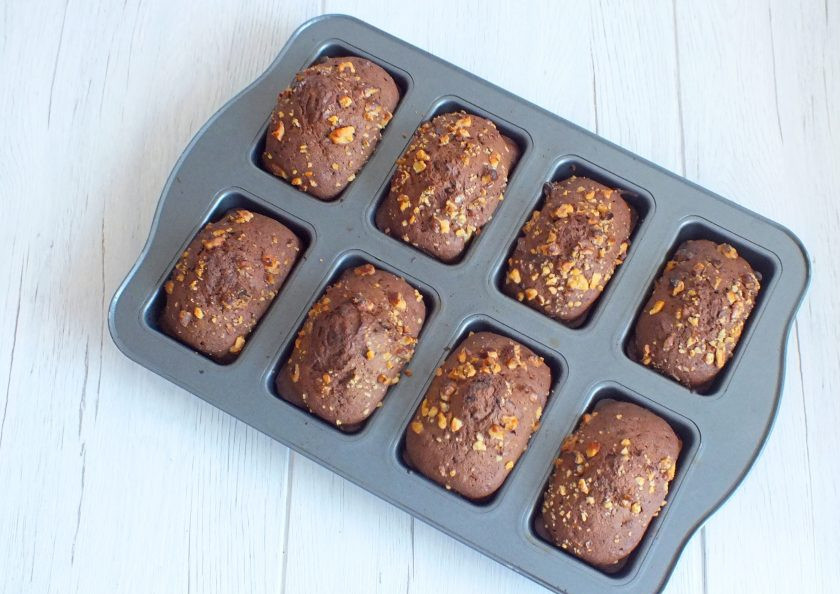 1. Этап. Кексы Несквик: По истечении времени достаньте кексы из духовки.