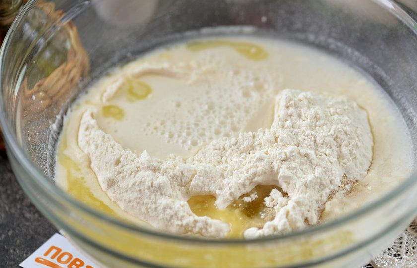 1. Этап. Пицца с горгонзолой: Влейте теплую воду и оливковое масло.