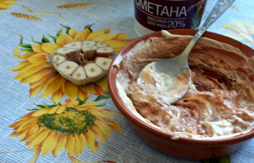 1. Этап. Цыплята «Аврора»: Выньте цыплят за час до запекания и дайте стечь маринаду. Смешайте сметану с солью, паприкой, черным перцем и тертым чесноком.