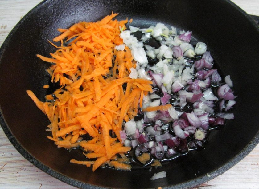 1. Этап. Кабачки с рисом и грибами: Готовим начинку. Начинку можно приготовить и заранее. Мелко нарезать лук и морковь на крупную терку. Жарьте на растительном масле до мягкости, огонь средний.