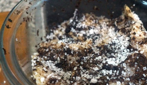 1. Этап. Палтус малосольный: Натереть рыбу, пересыпать солью. Оставить (лучше всего в стеклянной посуде) на 12 часов.