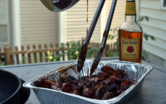 1. Этап. Куриные крылышки с медом: 2. Для соуса смешаем между собой все сухие компоненты: чесночный и луковый порошок, сахар, перец чили и немного соли по вкусу. Далее вливаем мед, бурбон и соус чили, перемешаем. Если крупицы сахара и соли не растворились, подогрейте немного соус, но до кипения не доводите. В нем мы щедро искупаем поджаренную курочку.