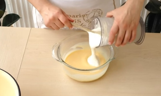 1. Этап. Настоящий пломбир: 6. Достаете из холодильника охлажденные сливки и чашу миксера, переливаете в нее сливки и хорошенько взбиваете, затем порционно переливаете сливки в крем, каждый раз перемешиваете.