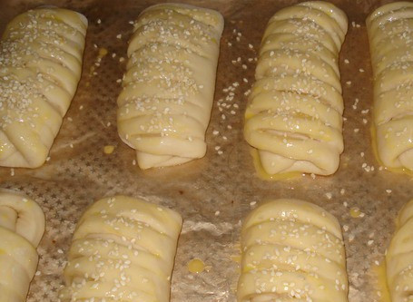 1. Этап. Сладкие булочки: Булочки смазываем яйцом и посыпаем кунжутом. Выпекаем в духовке, температура 180 градусов.