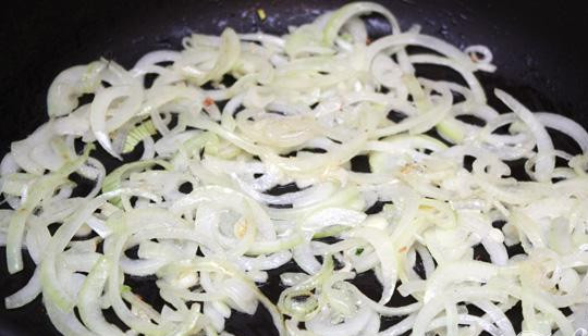 1. Этап. Бефстроганов с укропом: 2. Лук следует нарезать полукольцами. Затем на сковороде разогреваем масло, бросаем туда лук, и обжариваем до полупрозрачности.