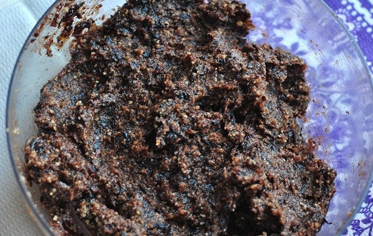 1. Этап. Конфеты из сухофруктов с коктейльной вишней: 2. Обсушите чернослив, изюм и другие сухофрукты, которые вы используете. Измельчите в блендере и перемешайте с орехами. По вкусу добавьте мед и немного какао. Вот такая заготовка у нас получилась в результате.