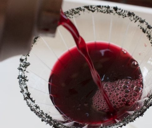 1. Этап. Коктейль черная вдова: В шейкере смешайте все ингредиенты для коктейля, добавьте немного льда (не кубиками только, а крошкой). Взболтайте энергично, пока лед весь не растает, шейкер станет холодным - почувствуете это. Разлейте коктейль по бокалам.