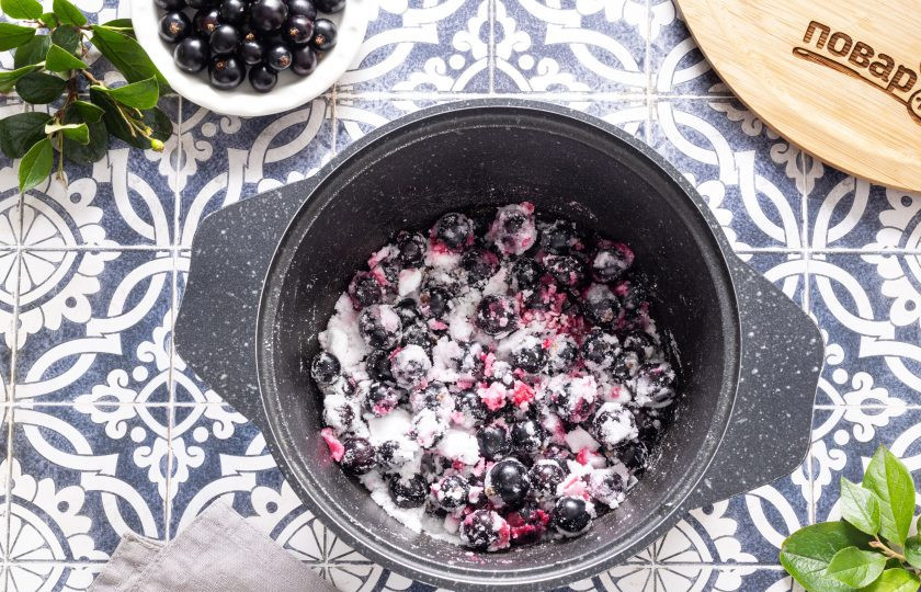 1. Этап. Черная смородина с агар-агаром на зиму: Соедините сахар и черную смородину, перемешайте. На среднем огне доведите до кипения. Варите 10 минут.