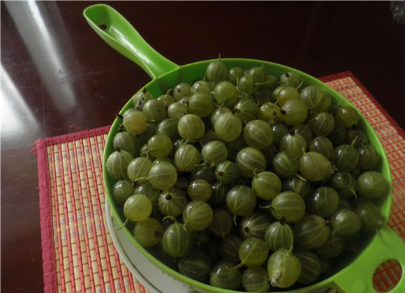 1. Этап. Варенье из крыжовника Царское: 1. Ягоды промываем и очищаем от мелкого мусора.