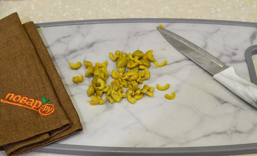 1. Этап. Слоеный салат с авокадо: 7. Оливки нарежьте произвольно.