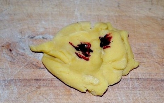 1. Этап. Простое печенье на 14 февраля: 5. Обрезки теста перемесите, добавив красный пищевой краситель.