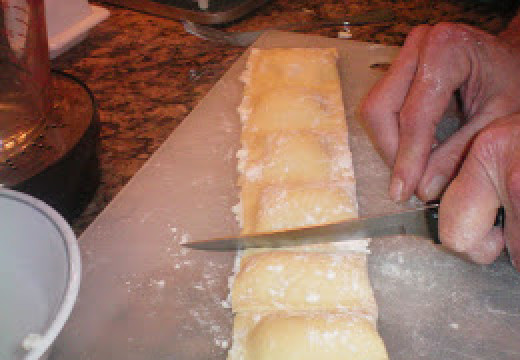 1. Этап. Равиоли с творогом: Порежьте тесто на равиоли.