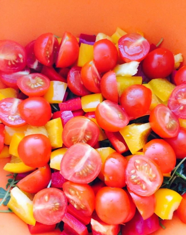 1. Этап. Салат с соусом Наршараб: Помидорки черри промываем, режем пополам и добавляем к салату.