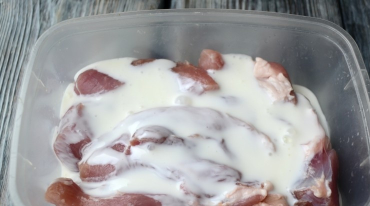 1. Этап. Маринад для мяса по-французски: Выложите свинину в глубокую миску. Залейте его кефиром. Добавьте специи, перец и соль.
