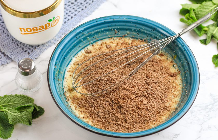 1. Этап. Творожные кексы с шоколадной крошкой: Натрите шоколад на терке в крошку и добавьте в емкость.