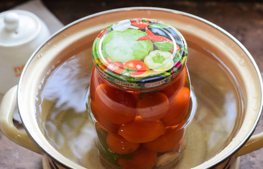 1. Этап. Помидоры без кислоты на зиму: Пастеризуйте томаты 15 минут.