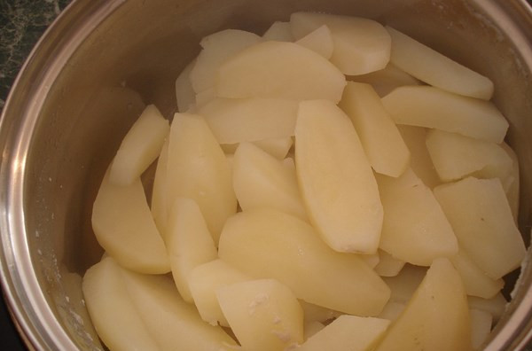 1. Этап. Печеные пирожки: Отварите картошку.