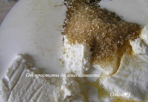 1. Этап. Творожно-ореховый тарт: Для начинки смешайте сливки с творогом, желтками (или яйцом), коричневым сахаром и ванилином.