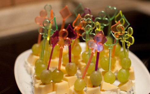 1. Этап. Канапе с сыром и виноградом: 4. Сочетать в одной закуске можно также несколько сортов сыра. Нанизайте на шпажку кусочек твердого и сыра с плесенью. Учитывая специфический вкус сыра с плесенью, сочетание его с виноградом получается необыкновенным.