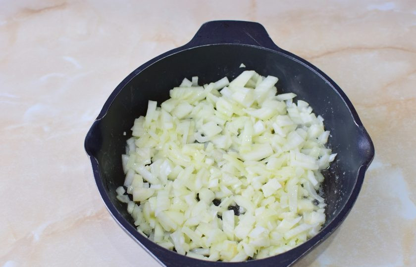 1. Этап. Соус Робер: Выложите в сковороду нарезанный лук. На малом огне томите лук до легкого золотистого цвета. Он станет мягкий.