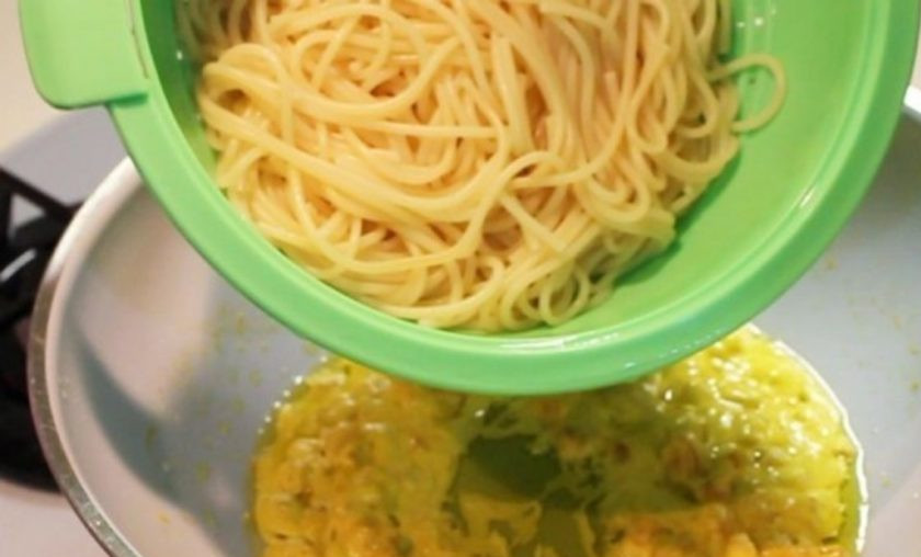 1. Этап. Карбонара без яиц: Приготовьте спагетти в подсоленной воде, до состояния аль денте, процедите и выложите прямо в соус.