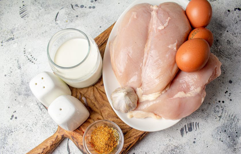 1. Этап. Колбаса куриная домашняя быстрого приготовления: Подготовьте все необходимые ингредиенты для приготовления домашней колбасы. Специи выберите по вашему вкусу, это могут быть готовые специи для курицы или отдельные.