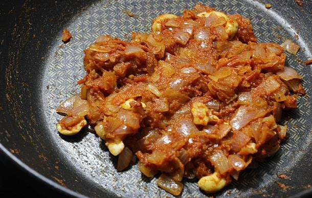 1. Этап. Баттер панир масала: 4. Продолжайте обжаривать, пока всё не станет однородным. После снимите с огня.