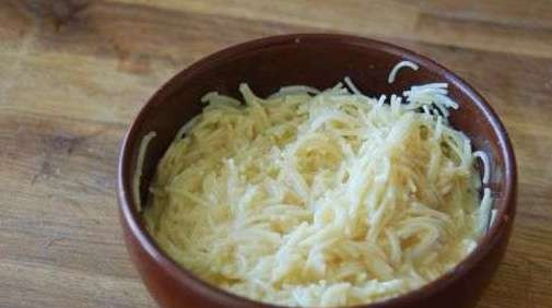 1. Этап. Запеканка из вермишели сладкая: 3. Заливаете этой смесью вермишель, перемешиваете.