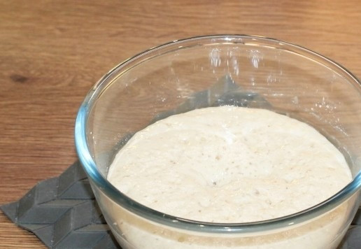 1. Этап. Морские узелки с чесночным маслом: 5. Приготовим тесто. В пенную опару добавьте небольшими частями муку (2/3 часть) и замесите тесто.