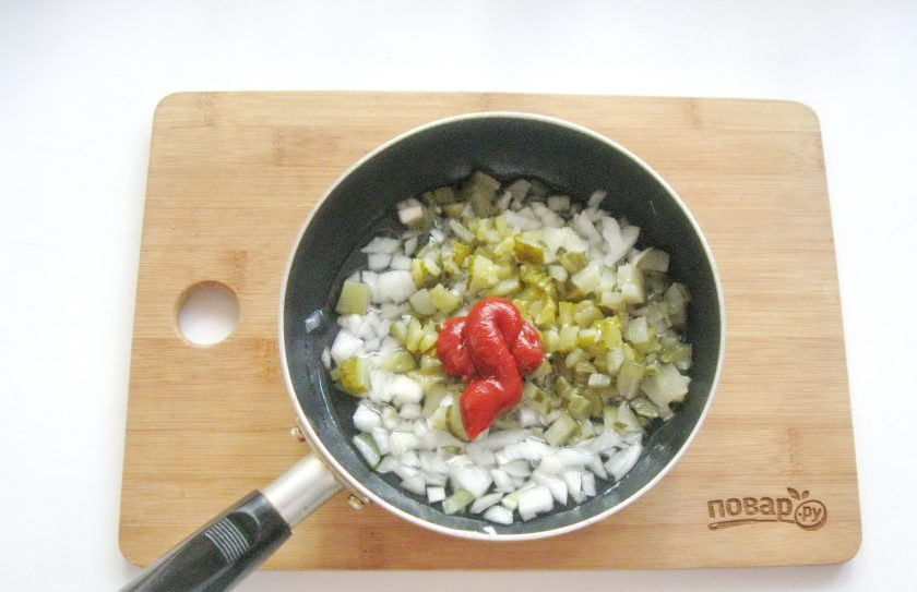 1. Этап. Солянка без копченостей: Налейте в сковороду подсолнечное масло и 100 мл. бульона.