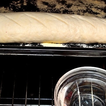 1. Этап. Французский багет: 13. Противень с багетами поставьте в духовку. Внизу разместите миску с водой, чтобы в духовке было достаточно влаги. Через 10 минут миску выберите.