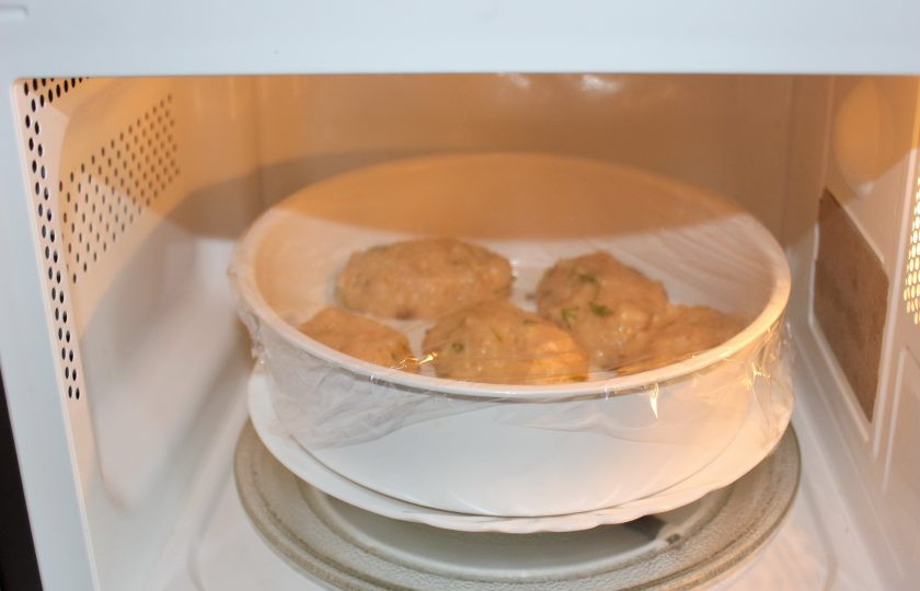 1. Этап. Паровые котлеты в микроволновке: Поддон с котлетами поставьте на миску или тарелку с водой. Накройте пищевой пленкой или пергаментом. Можно взять стеклянную крышку или специальную крышку для микроволновок.