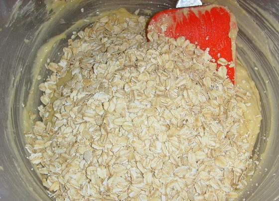 1. Этап. Овсяное печенье Английский поцелуй: 6. Отмерьте необходимое количество овсяных хлопьев, добавьте их в тесто.