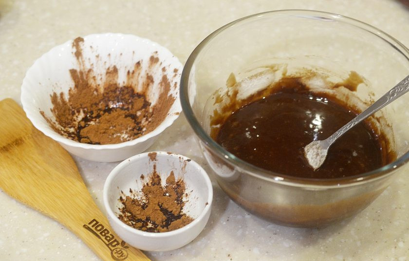 1. Этап. Лава кейк: 7. Формочки смажьте маслом, посыпьте какао.