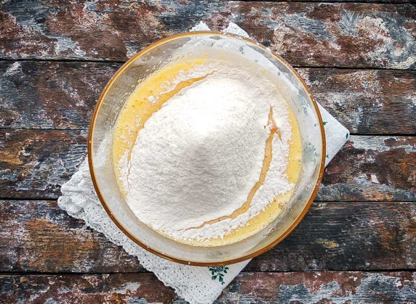 1. Этап. Шарлотка от тети Светы: Постепенно добавляйте просеянную муку и замесите тесто.