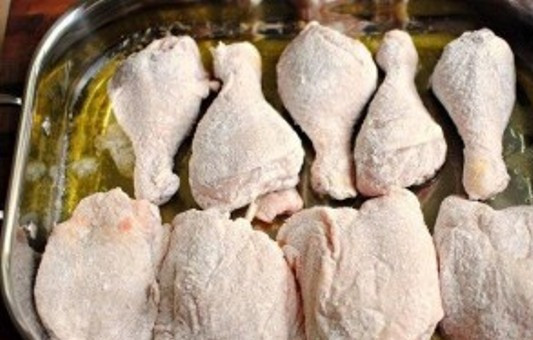 1. Этап. Курица кусочками в духовке: 3. Если ваши домашние или дети любят голень - можете брать эти части курицы. Кроме этого, по желанию, можно смазать все кусочки мяса в кетчупе и майонезе. Такой соус придется по вкусу любителям пикантности.