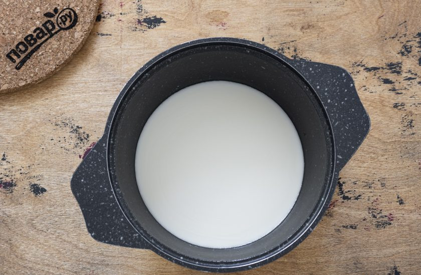 1. Этап. Каша из тапиоки: В кастрюле доведите до кипения соевое молоко и кокосовые сливки. Добавьте щепотку ванилина и сахар.