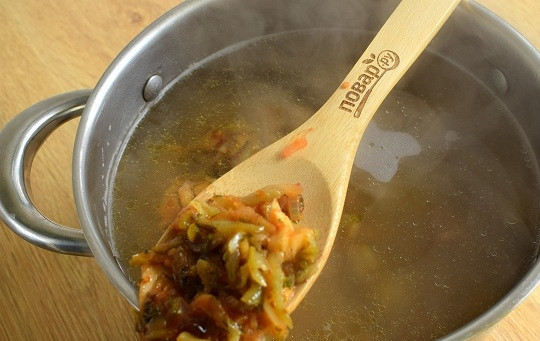 1. Этап. Харчо с перловкой: Заправьте суп поджаркой, проварите 4-5 минут.