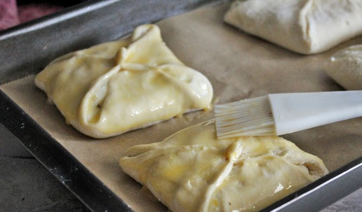 1. Этап. Венгерская ватрушка с грушей: Смазать желтком, отправить выпекаться в предварительно разогретую до 180 градусов духовку на 20-30 минут.