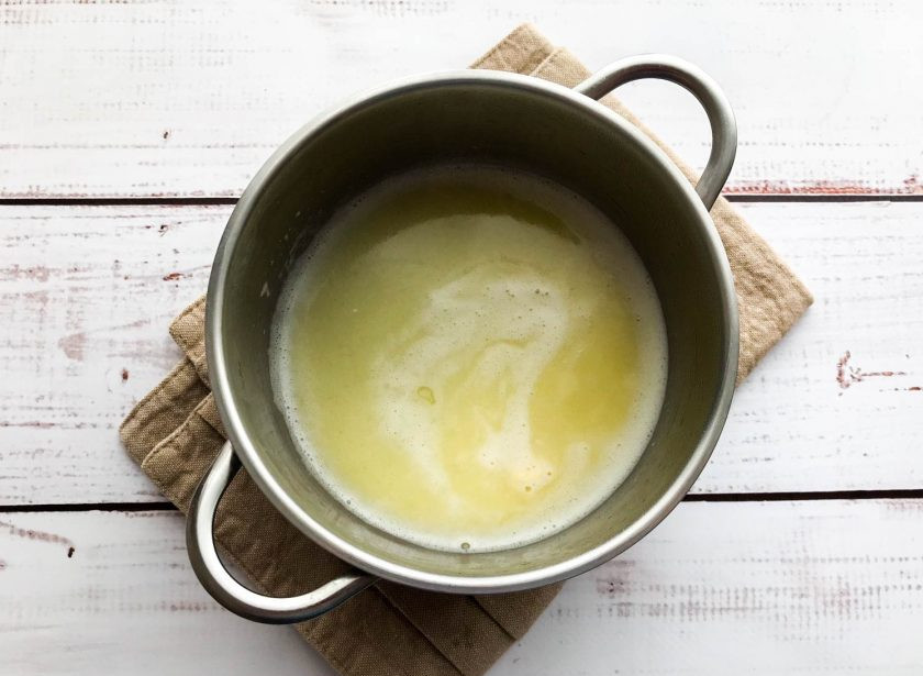 1. Этап. Колбаска из кукурузных палочек: Сливочное масло растопите на медленном огне.