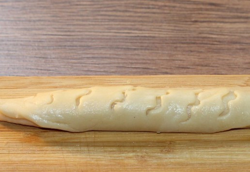 1. Этап. Булочки-трубочки с творогом и повидлом: 12. Сворачиваем лепешку в трубочку.