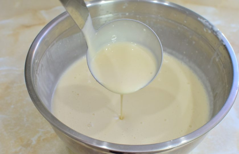 1. Этап. Блинные рулеты с рыбой: Готовое блинное тесто будет жидкое, чтобы блинчики получались тонкими.