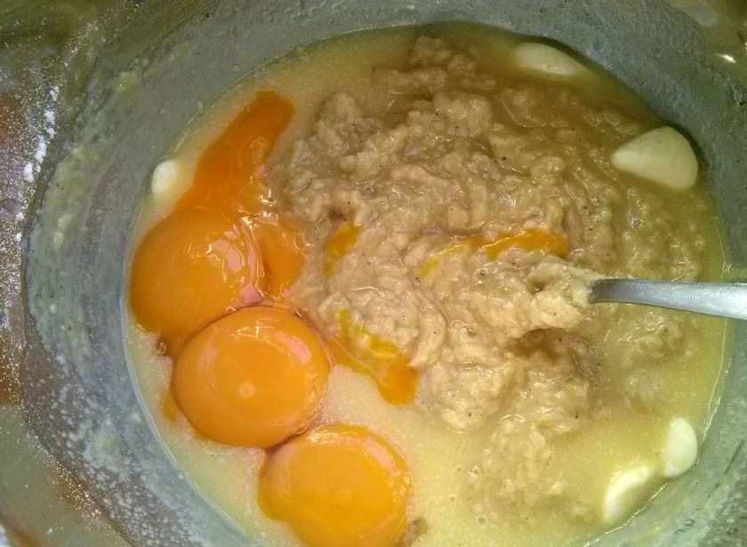 1. Этап. Пряники классические: Добавьте сливочное масло, перемешайте. Затем добавьте яичные желтки, перемешайте.