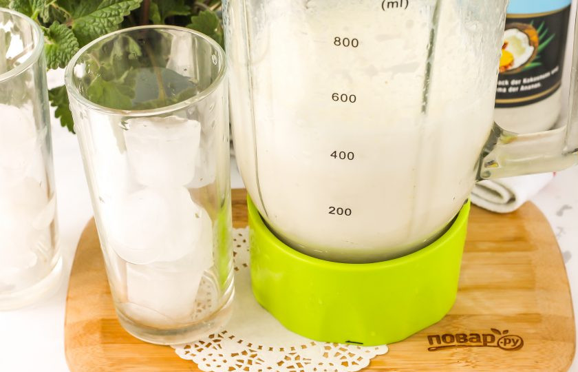 1. Этап. Молочный коктейль с ликером: Взбейте все примерно 2-3 минуты на пульсирующей скорости техники, чтобы лед раздробился, а банановая нарезка превратилась в пюре.