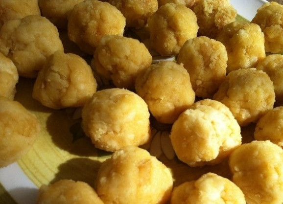 1. Этап. Шоколадные кейк-попсы: 7. Соедините сыр с крошками. Из получившейся массы сформируйте шарики размером со стандартный чупа-чупс.