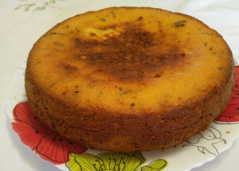 1. Этап. Пасхальная баба на сливках: Выпекайте бабу на сливках в мультиварке в течение 70 минут с одной стороны, а затем, аккуратно перевернув её, - ещё 20 минут с другой стороны (режим 