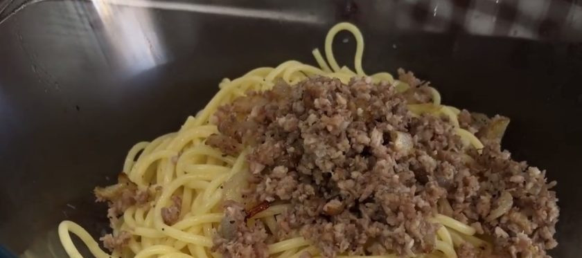 1. Этап. Макароны по-флотски (как у бабушки): 4. Макароны откиньте на дуршлаг, добавьте обжаренное мясо, добавьте немного нарезанной зелени. Приятного аппетита!