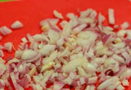 1. Этап. Индейка, фаршированная картофелем и грибами: Пока грибы размокают и варится картофель, очистим и порежем мелко лук. И поставим разогреваться сковороду с небольшим количеством растительного масла.