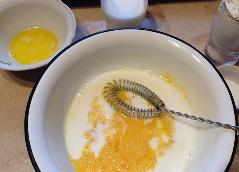 1. Этап. Ленивые эклеры с творожной начинкой: 2. Добавим растопленное масло и половину молока. Размешиваем до однородности.